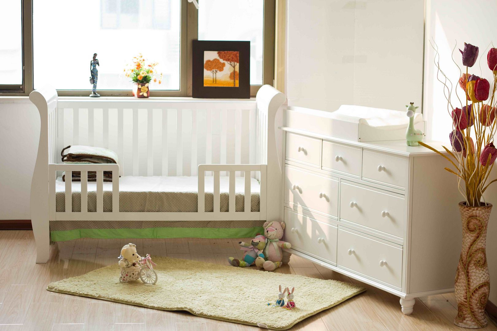 white canterbury cot 31 with chest of change table package/free