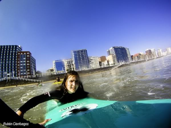 Prácticas de un curso de surf del colegio Begoña con la Escuela Asturiana de Surf
