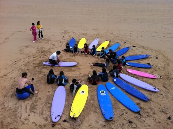 Alumnos del colegio San Miguel disfrutaron de una clase de surf con la Escuela Asturiana de Surf
