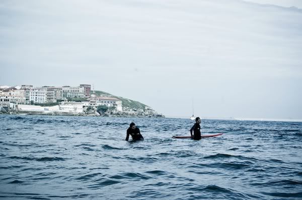 Esperando la ola en un curso de surf de una despedida de soltero en Gijon a cargo de la Escuela Asturiana de Surf