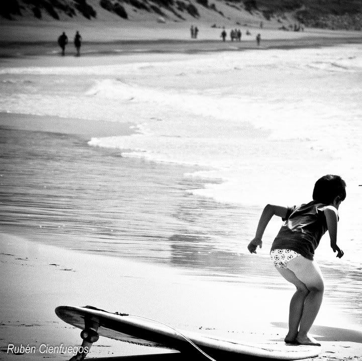 Niño soñando en el mar con la Escuela Asturiana de Surf